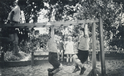 502133 Afbeelding van enkele spelende kinderen op het schoolplein van de Fröbelschool Ondiep 63 te Utrecht.